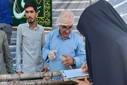 بازدید کارشناسان بهداشت محیط از ایستگاه‌های صلواتی و غرفه‌های توزیع مواد خوراکی و نوشیدنی درجشن بزرگ عید غدیر خم در اسلامشهر